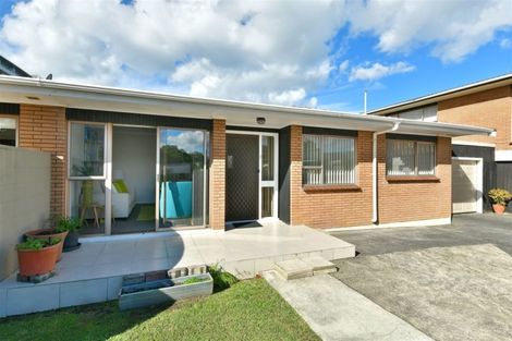 Photo of property in 2/24 Tamariki Avenue, Kelston, Auckland, 0602