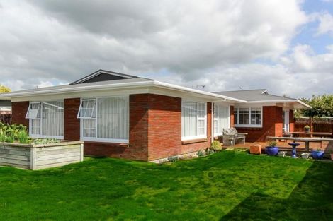 Photo of property in 13 Waiwera Place, Merrilands, New Plymouth, 4312
