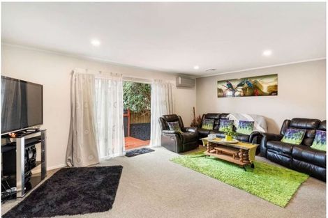 Photo of property in 2/296 Wairau Road, Glenfield, Auckland, 0629