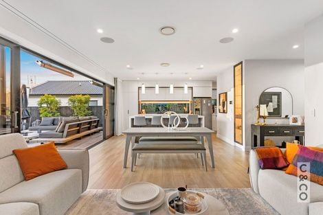 Photo of property in 21 Vogwill Road, Kumeu, 0810