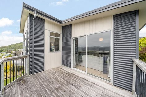 Photo of property in 15 James Nairn Grove, Riverstone Terraces, Upper Hutt, 5018