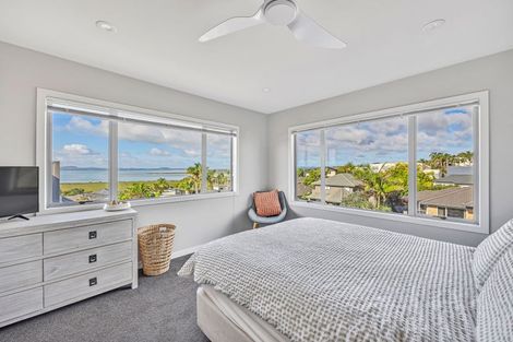 Photo of property in 2 Oakpark Place, West Harbour, Auckland, 0618