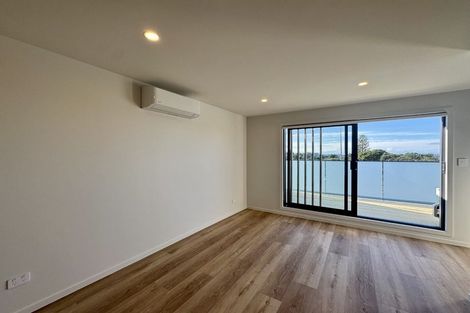 Photo of property in 4/506 Glenfield Road, Bayview, Auckland, 0629