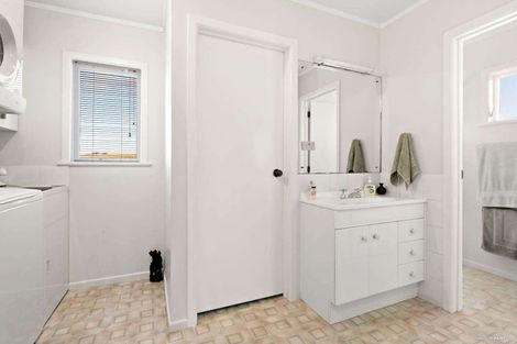 Photo of property in 290 Waitakere Road, Taupaki, 0782