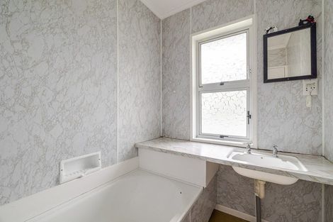 Photo of property in 3 Seddon Street, Takaro, Palmerston North, 4412