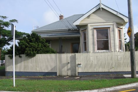 Photo of property in 17 Sylvan Avenue West, Northcote, Auckland, 0627
