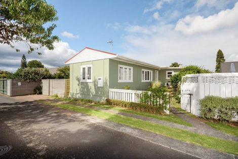 Photo of property in 496c Devonport Road, Tauranga South, Tauranga, 3112