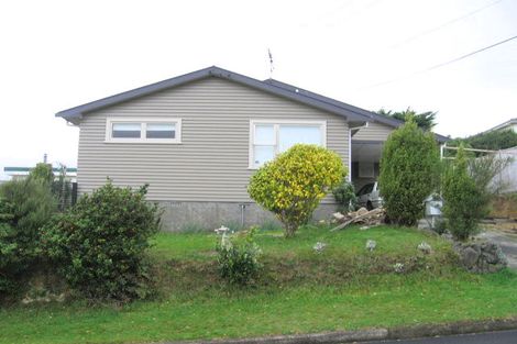 Photo of property in 1a Kinapori Terrace, Newlands, Wellington, 6037
