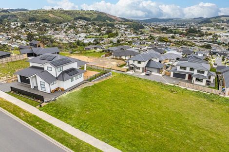 Photo of property in 28 Te Hoiere Street, Aotea, Porirua, 5024