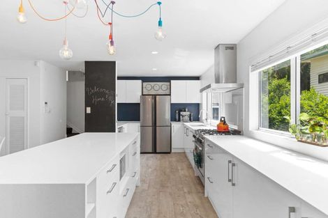 Photo of property in 1 Dorothy Road, Laingholm, Auckland, 0604