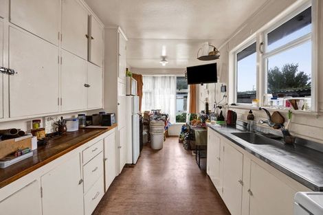 Photo of property in 12 Railway Street, Eltham, 4322