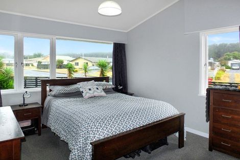 Photo of property in 22 Hennessy Street East, Foxton Beach, Foxton, 4815