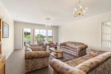 Photo of property in 8 Calman Place, Chatswood, Auckland, 0626