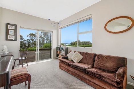 Photo of property in 23 Roberts Road, Matakatia, Whangaparaoa, 0930
