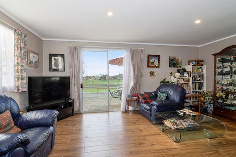 Photo of property in 141 Karioitahi Road, Waiuku, 2683