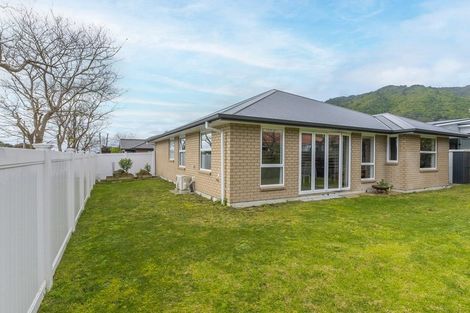 Photo of property in 27 Parata Street, Waikanae, 5036