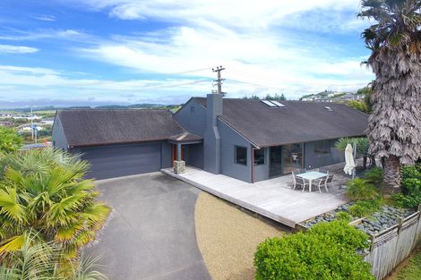 Photo of property in 15 Dorchester Place, Orewa, 0931