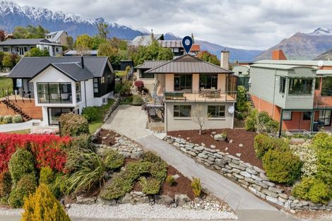 Photo of property in 12 Grove Lane, Kelvin Heights, Queenstown, 9300