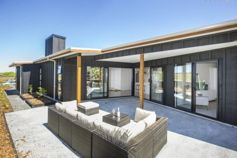 Photo of property in 18 Laly Haddon Place, Matakana, 0985