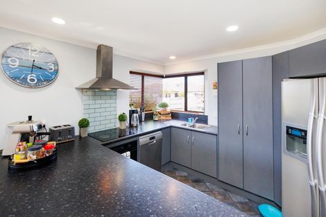 Photo of property in 12 Walnut Grove, Kelvin Grove, Palmerston North, 4414