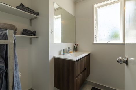 Photo of property in 21 South Lynn Road, Titirangi, Auckland, 0604