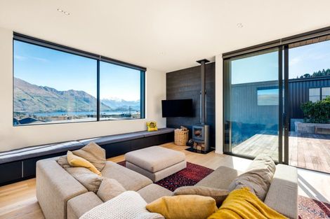 Photo of property in 6 Akitu Rise, Wanaka, 9305