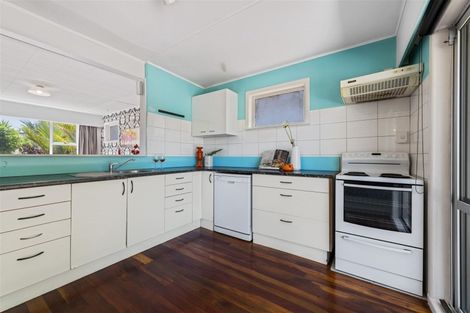 Photo of property in 121 Millbrook Road, Sunnyvale, Auckland, 0612