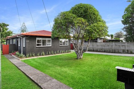 Photo of property in 42 Yeovil Road, Te Atatu Peninsula, Auckland, 0610