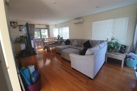 Photo of property in 2/227 Sunset Road, Sunnynook, Auckland, 0632