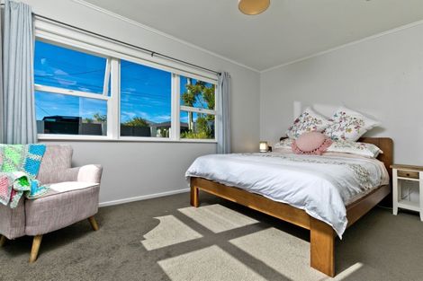 Photo of property in 38 Woodside Road, Massey, Auckland, 0614