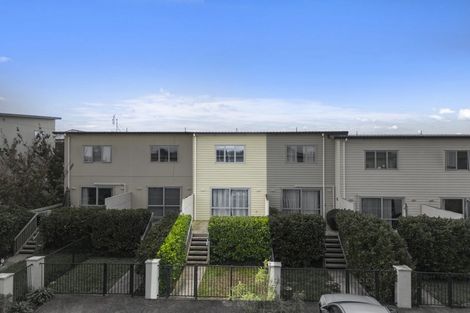 Photo of property in 15/11 Ray Small Drive, Papakura, 2110