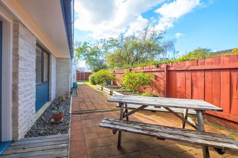 Photo of property in 2/6 Ti Nana Crescent, Henderson, Auckland, 0610