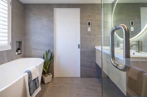 Photo of property in 14 Lynton Road, Bucklands Beach, Auckland, 2012