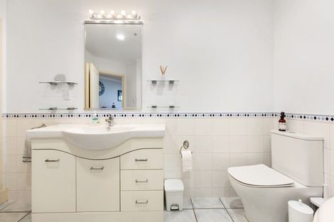 Photo of property in 1c Queen Street, New Plymouth, 4310