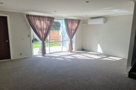 Photo of property in 9b Clearwater Cove, West Harbour, Auckland, 0618