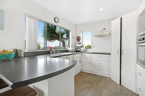 Photo of property in 4 Tiroroa Avenue, Te Atatu South, Auckland, 0610