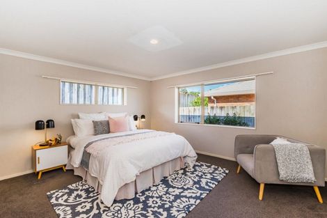 Photo of property in 17 Balmerino Grove, Waikanae, 5036