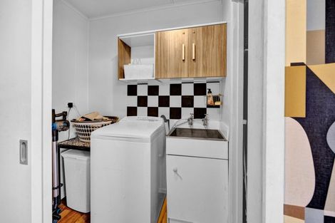 Photo of property in 15 Kauri Street, Inglewood, 4330