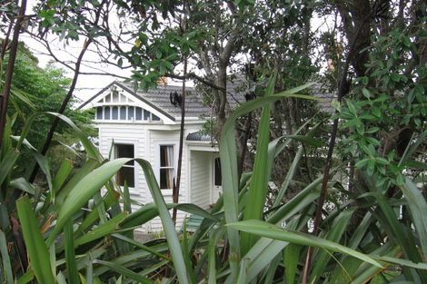 Photo of property in 350 Glenfield Road, Glenfield, Auckland, 0629