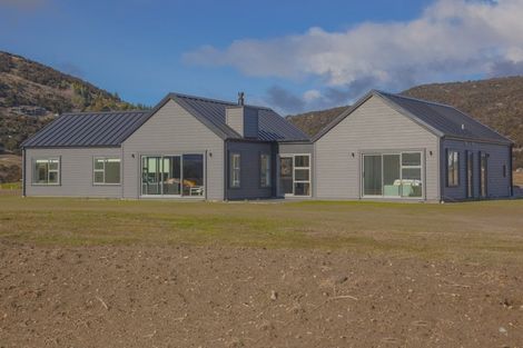 Photo of property in 10 Olsen Place, Kinloch, 3385