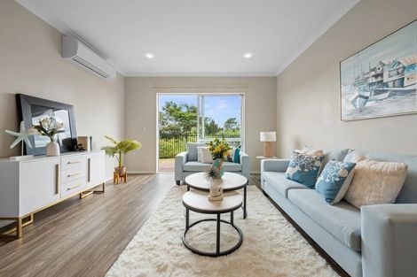 Photo of property in 5 Iwinuku Crescent, Wattle Downs, Auckland, 2103