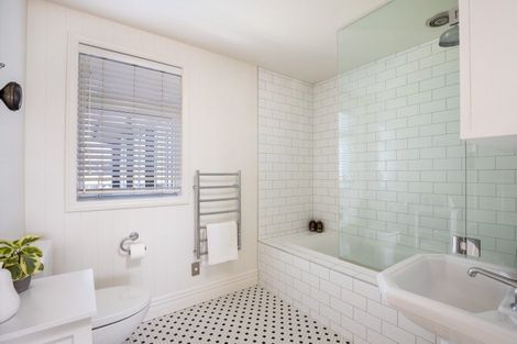 Photo of property in 10 Woolcombe Terrace, New Plymouth, 4310