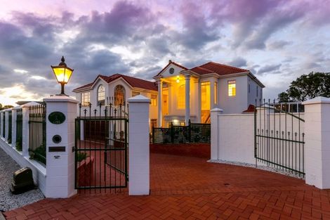 Photo of property in 1 Kawaroa Lane, New Plymouth, 4310