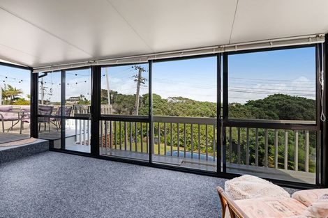 Photo of property in 25a Tindalls Bay Road, Tindalls Beach, Whangaparaoa, 0930