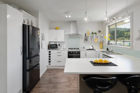 Photo of property in 23 Broadway, Picton, 7220