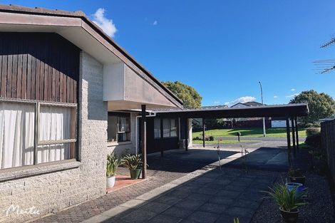 Photo of property in 32 Borrowdace Avenue, Botany Downs, Auckland, 2010