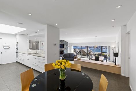 Photo of property in 5 Milward Place, Kelvin Heights, Queenstown, 9300