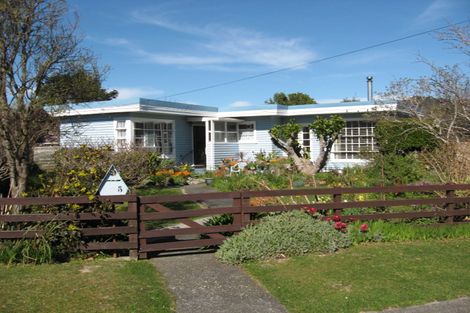 Photo of property in 5 Devon Street, Wainuiomata, Lower Hutt, 5014