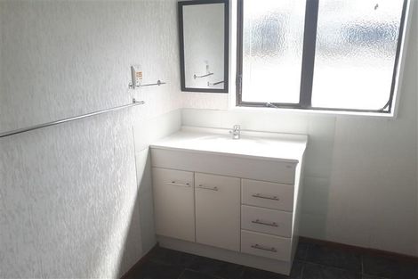 Photo of property in 2/290 Wairau Road, Glenfield, Auckland, 0629