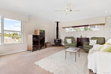 Photo of property in 35 Montgomery Avenue, Rothesay Bay, Auckland, 0630
